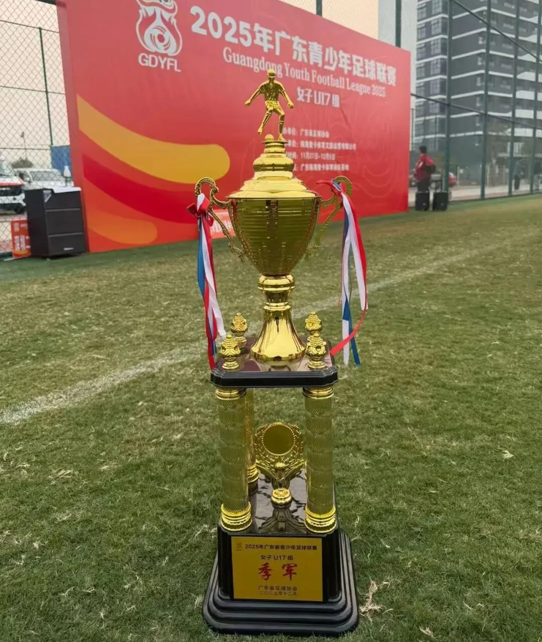 比赛中的精彩瞬间，女足队员们积极拼抢