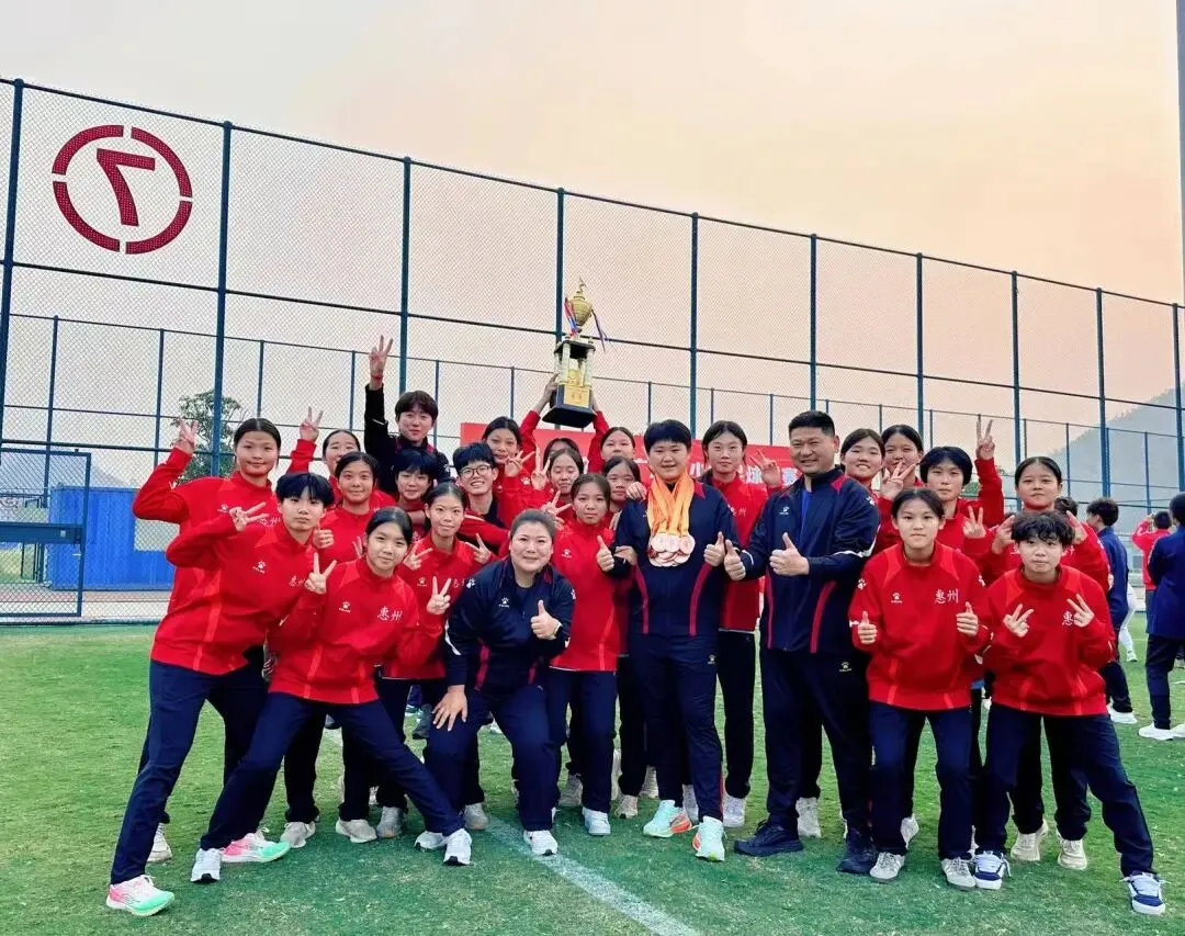 惠州仲恺中学女足队员在赛场上庆祝胜利