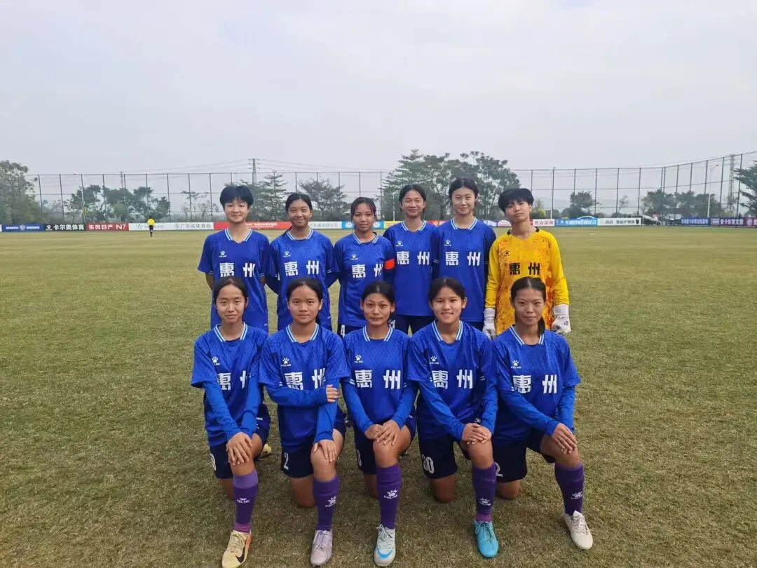 女足队员们在比赛中展现出良好的团队协作