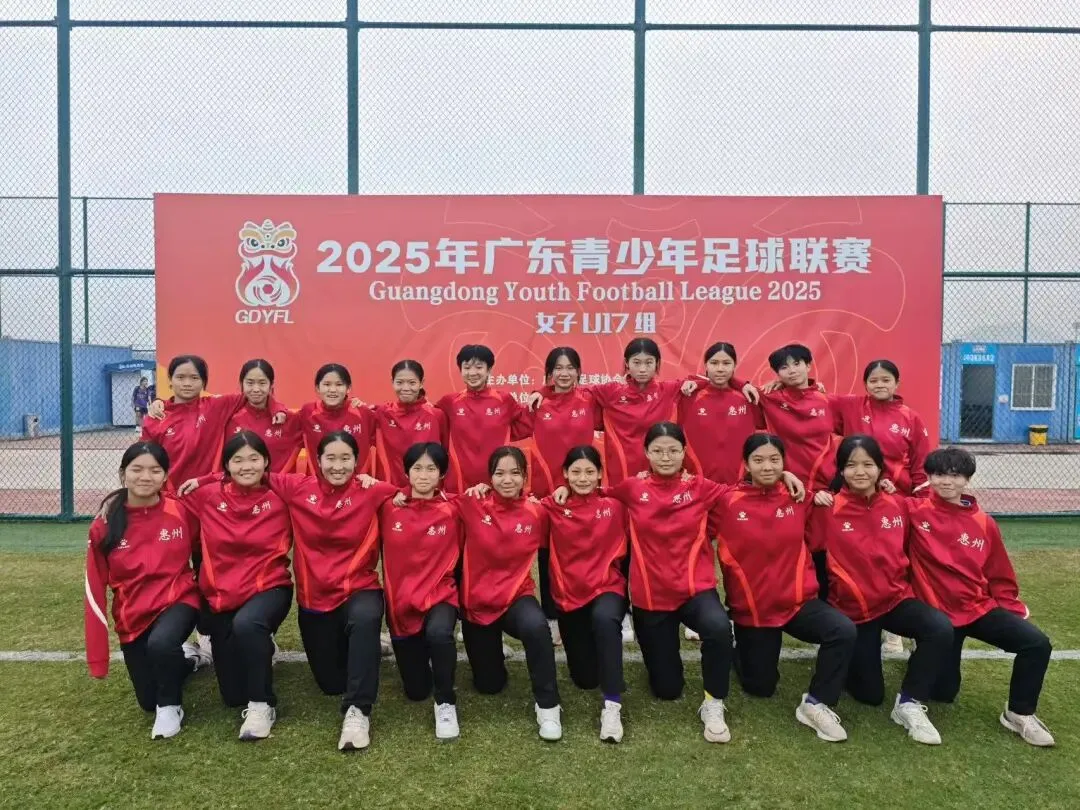 惠州仲恺中学女足队员们展示国家级运动员证书