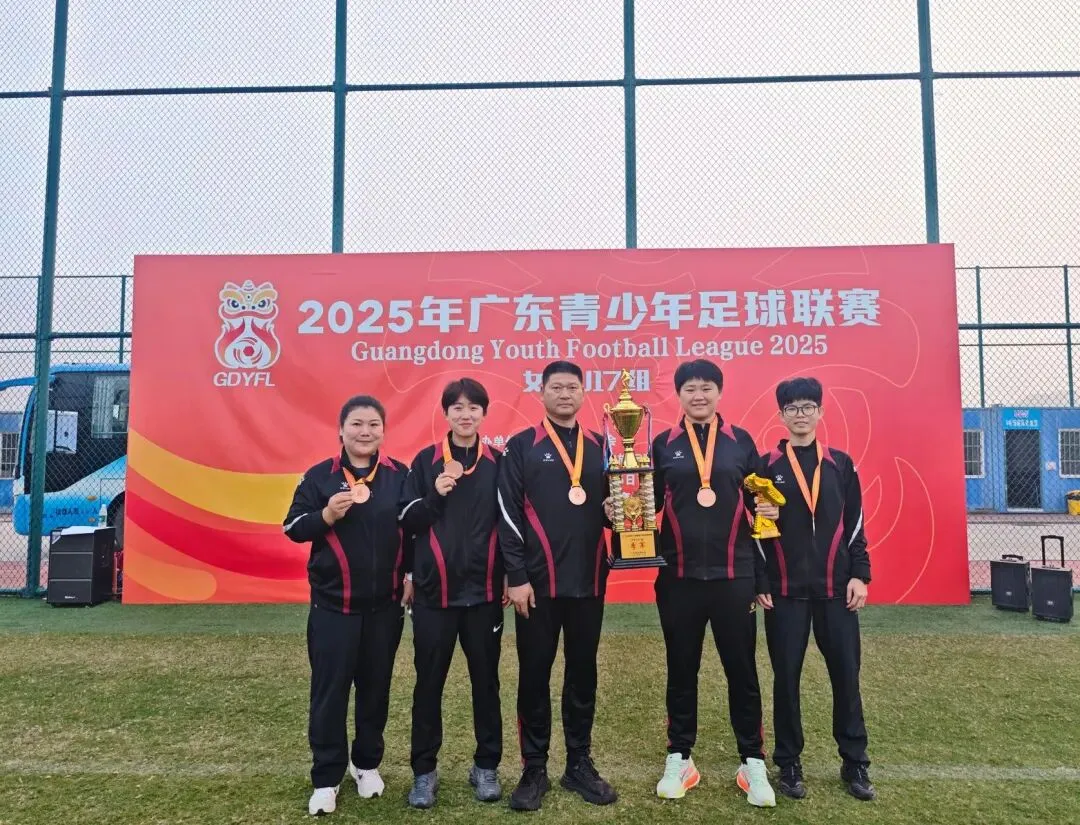 教练团队在训练中指导队员