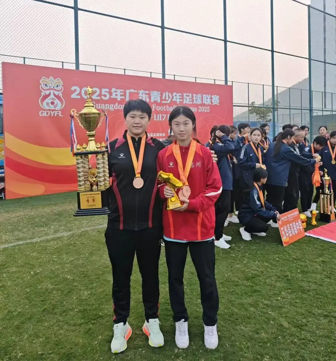 陈俞朵同学荣获最佳射手奖杯