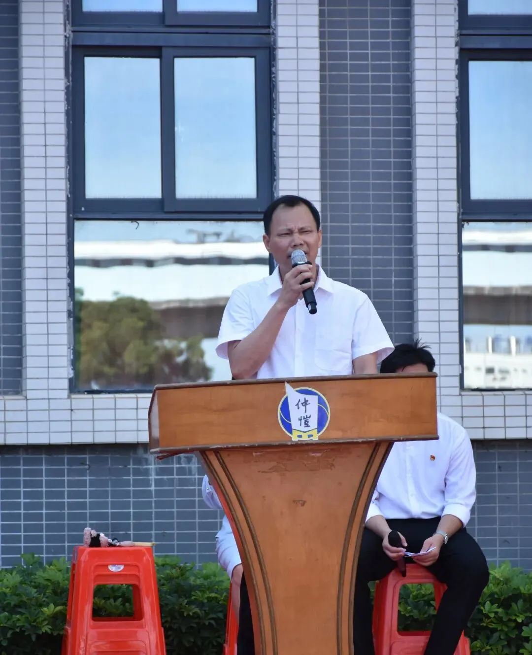 校长张伟雄发表新学期致辞