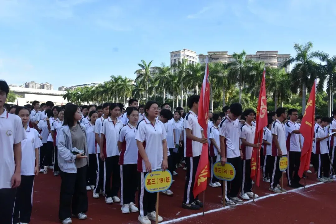 全体师生庄严注视升旗仪式