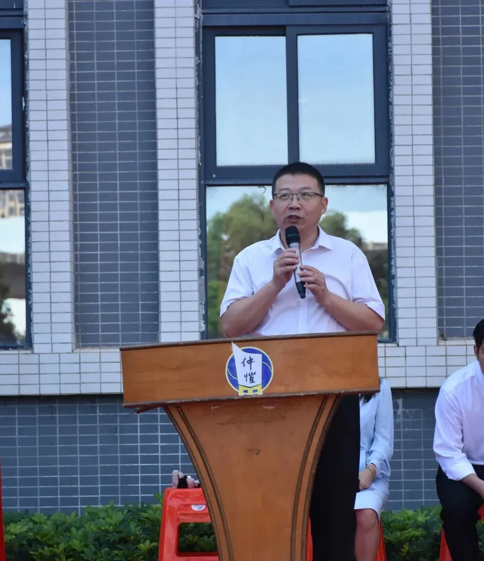仲恺高新区人民法庭庭长郑杰进行法制宣讲