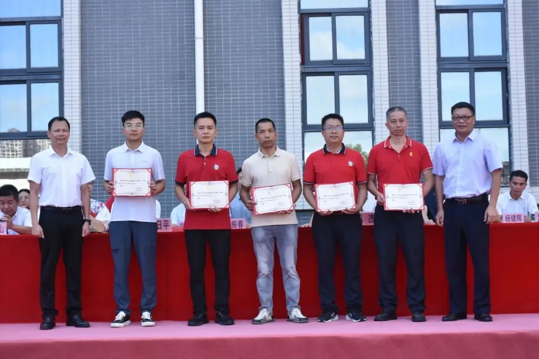 学校领导向高一年级年级主任和组长颁发聘书