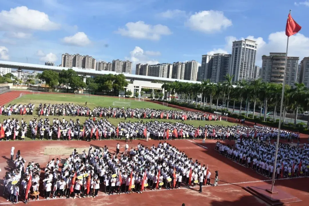 升旗仪式后,师生精神饱满