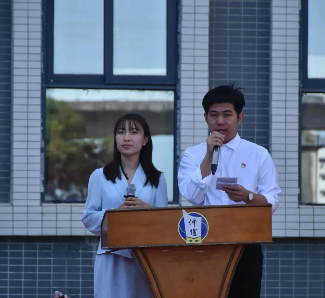 开学典礼现场师生代表合影