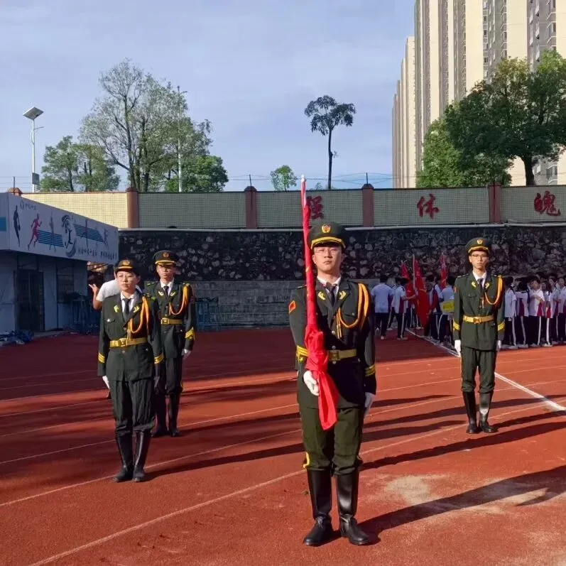 升旗仪式现场,五星红旗冉冉升起