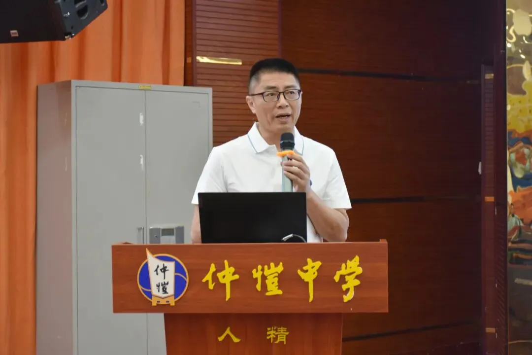 家长们认真聆听赵副校长讲座