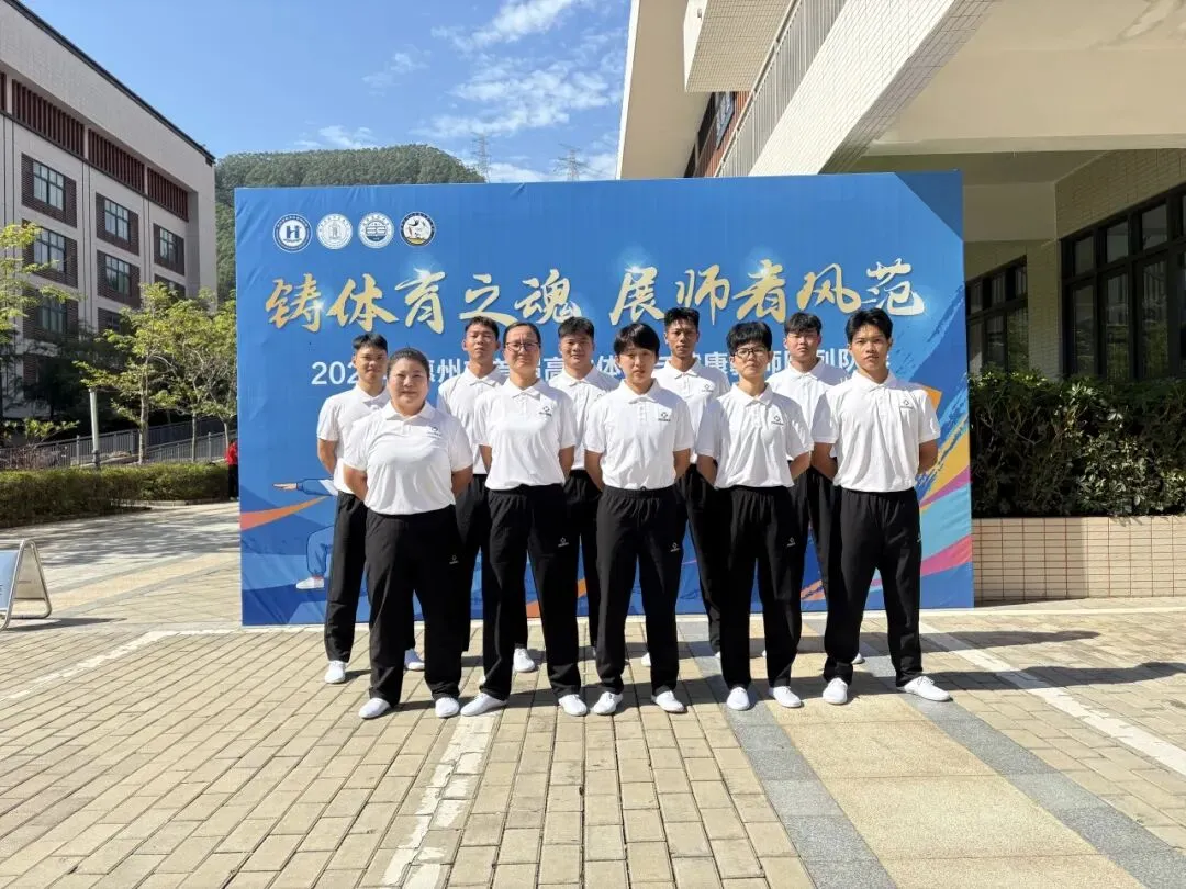 比赛现场，仲恺中学教师们精神饱满地进行队列队形展示