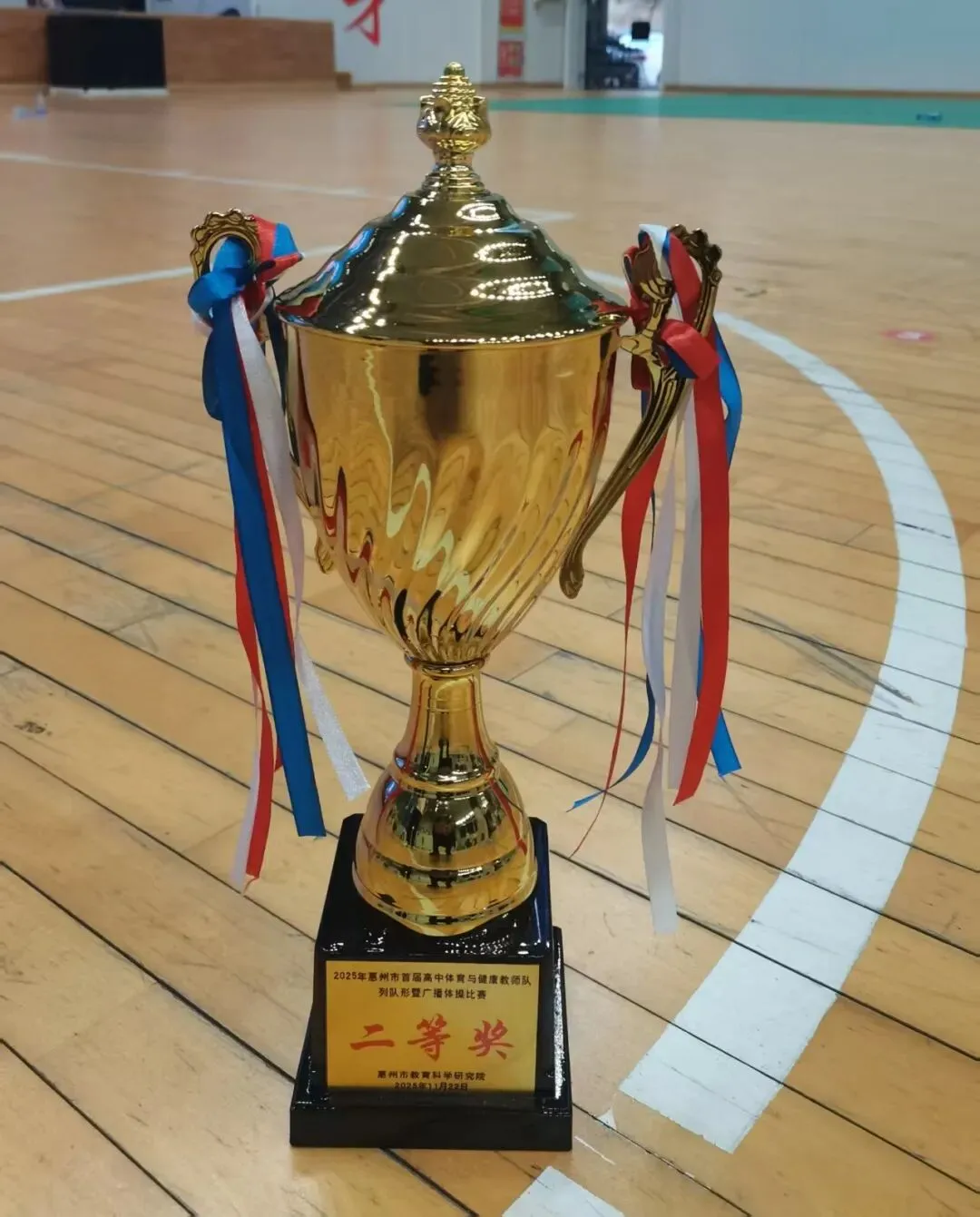 广播体操展示环节，仲恺中学教师动作协调有力