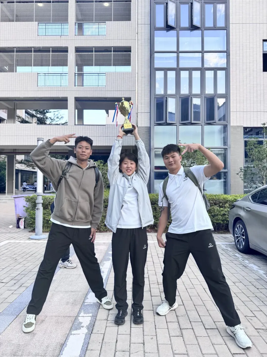 赛后，教师们分享比赛的喜悦与收获