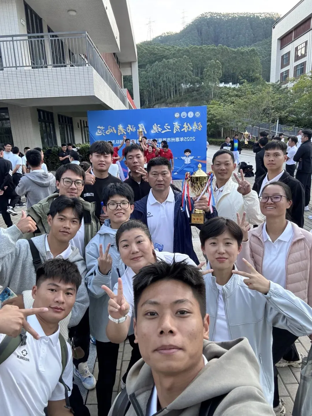 比赛现场，教师们展现出的拼搏精神