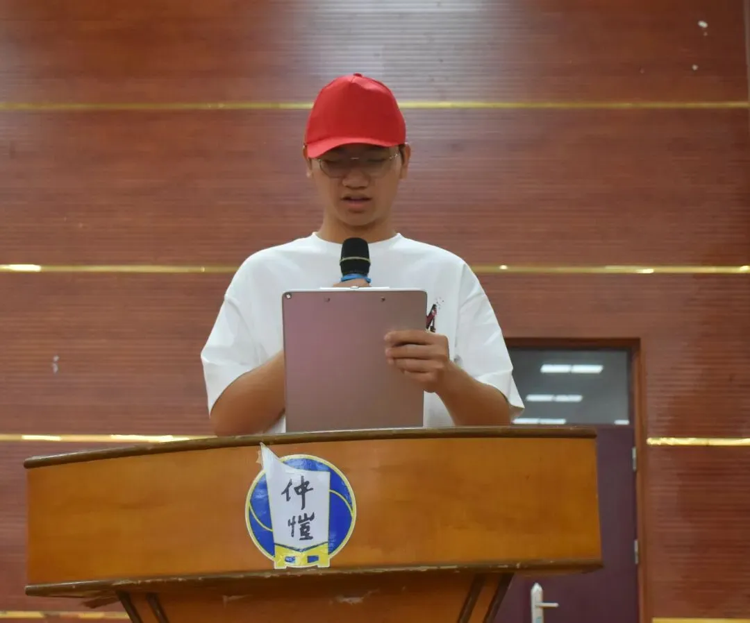 学生代表陈凯明同学宣读军训誓词