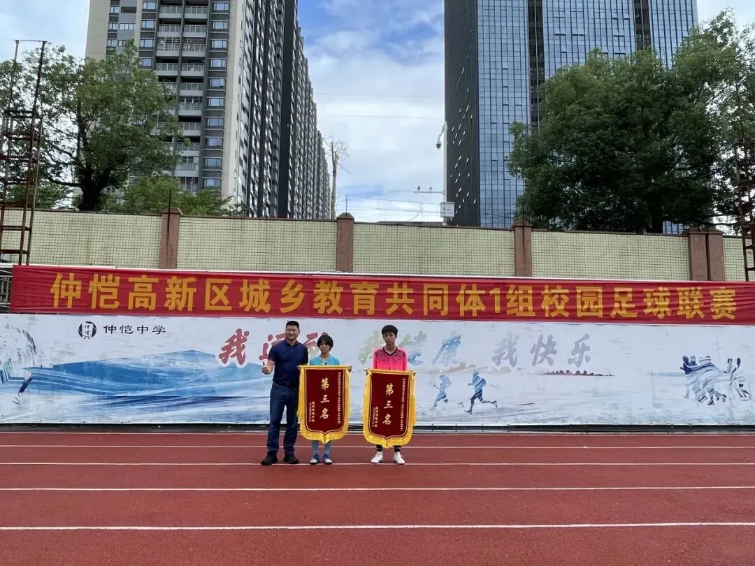 学生们在赛后交流