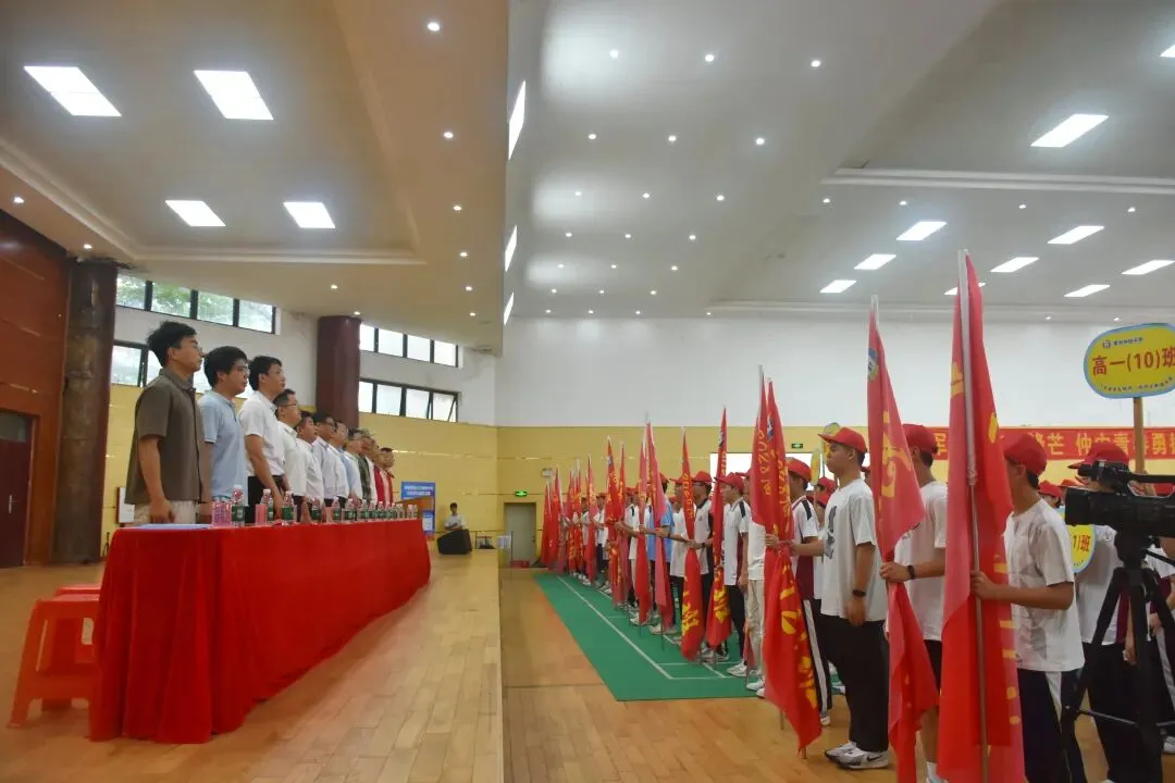 新生们精神抖擞,准备接受检阅