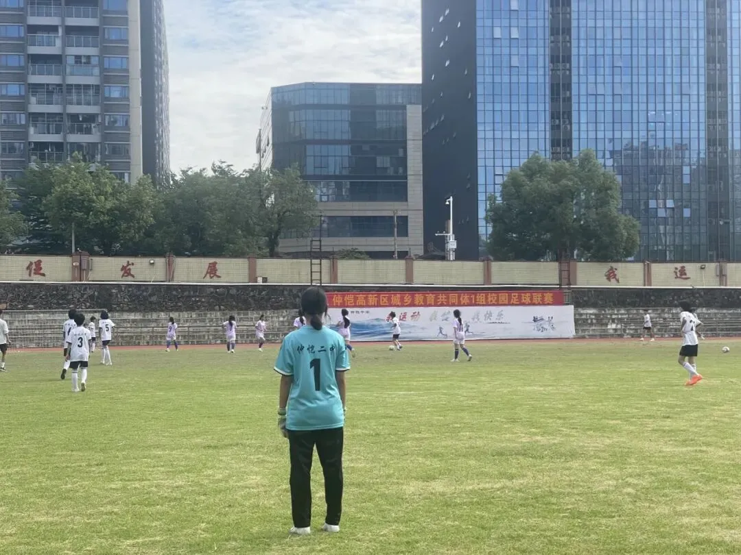 学生们在比赛中拼抢