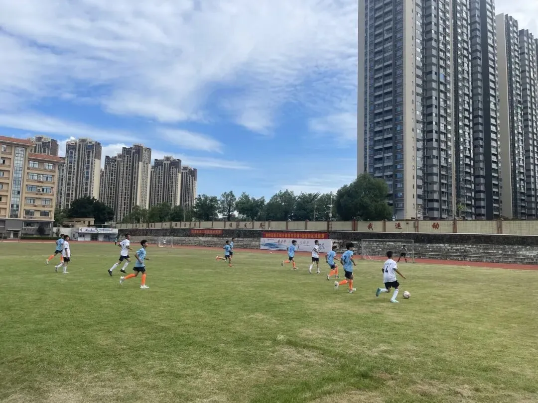 学生们在比赛中配合