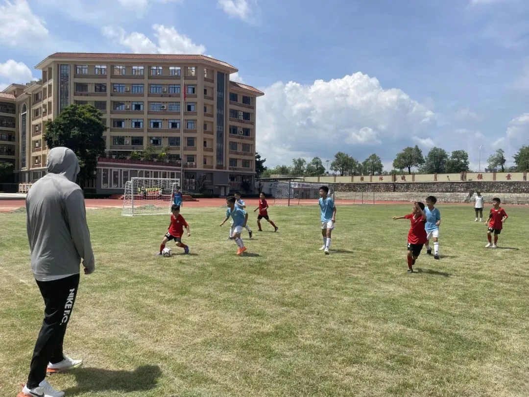 学生们在比赛中互相鼓励