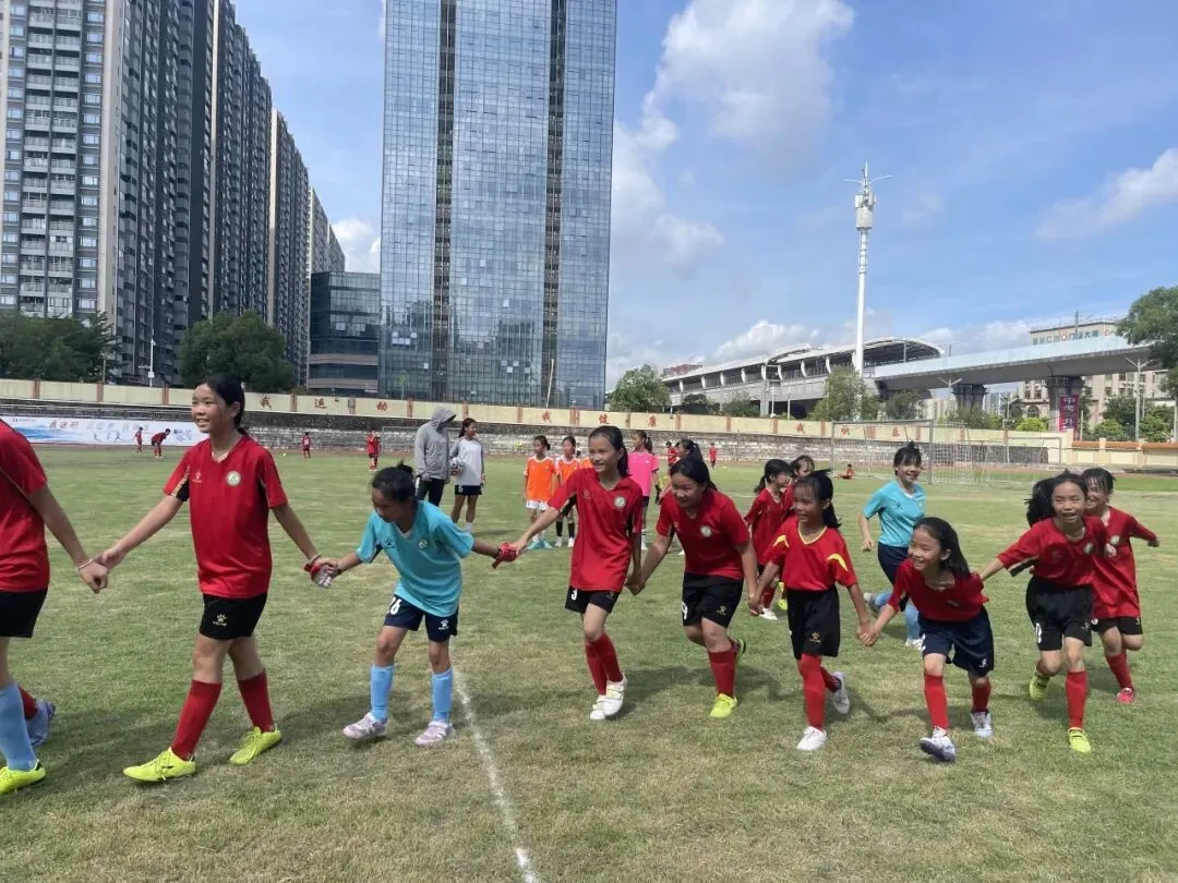 学生们在比赛中享受足球乐趣