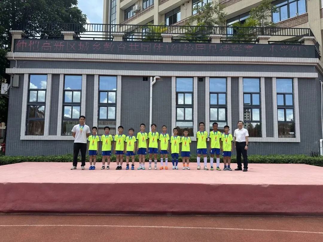 学生们在赛后合影留念