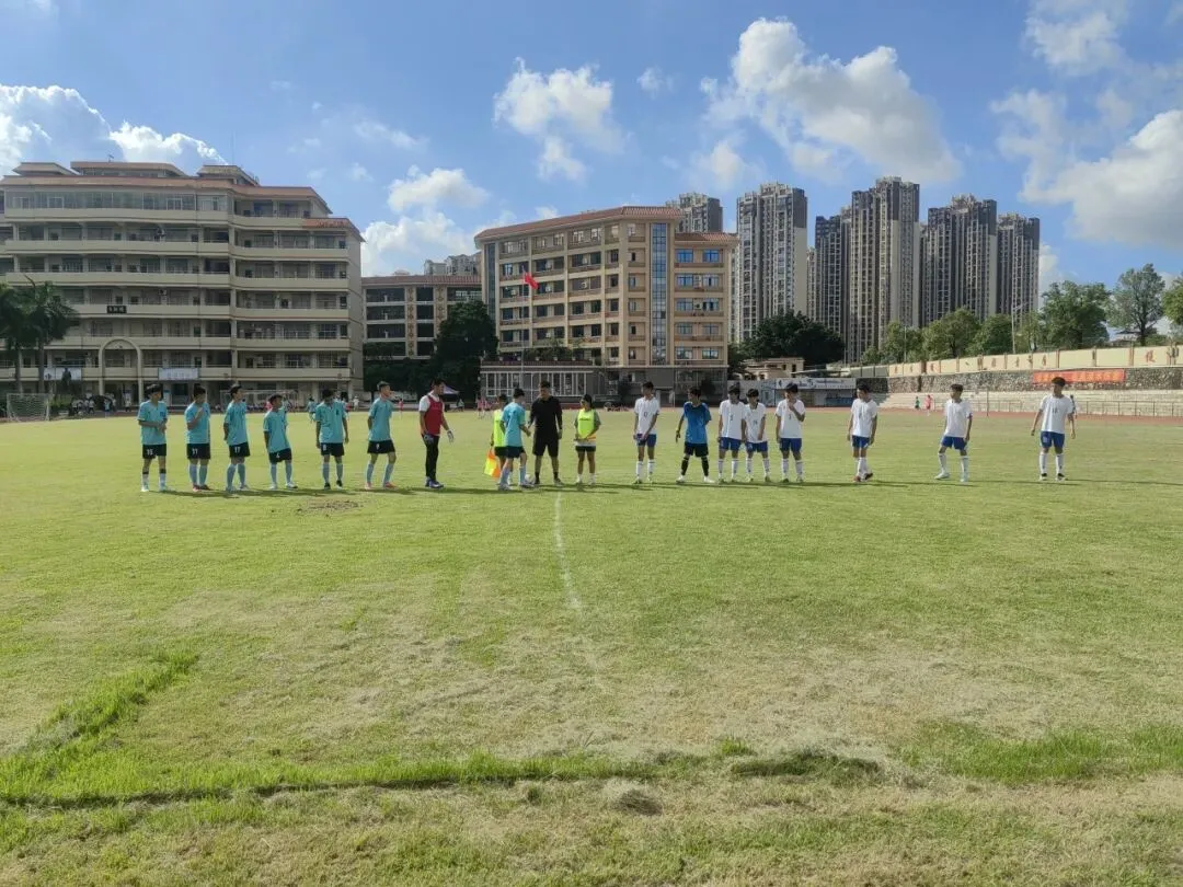 学生们在比赛中庆祝进球