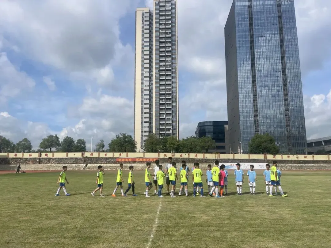 学生们在比赛中展现毅力