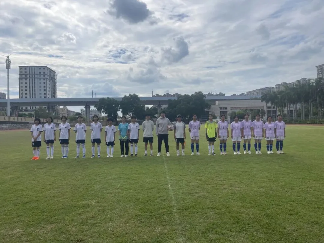 学生们在比赛中射门