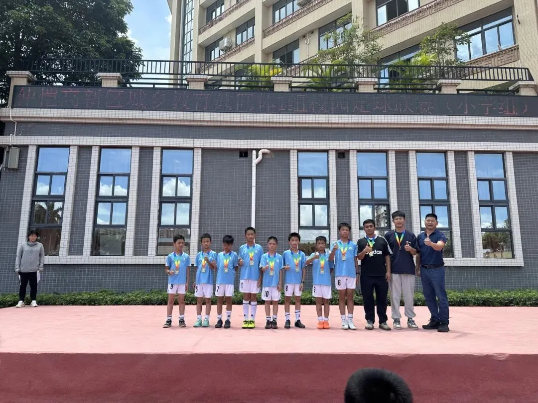 学生们在赛后互相学习足球技巧