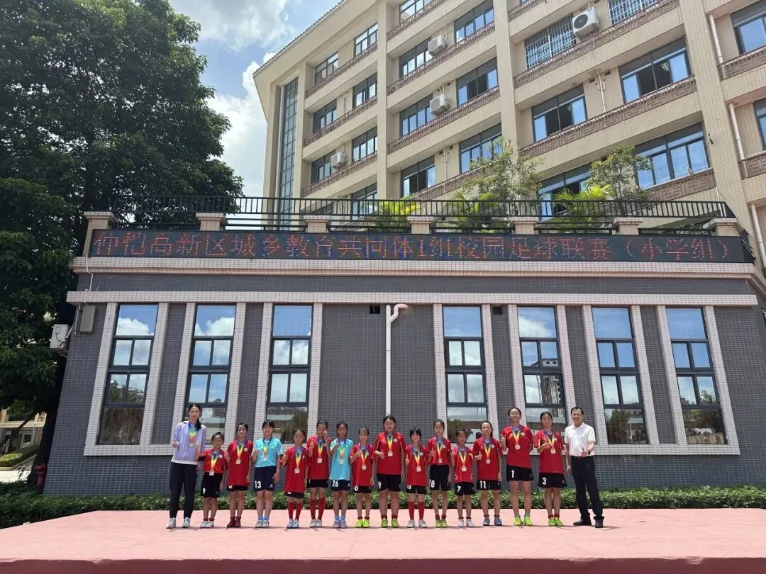 获奖队伍合影留念