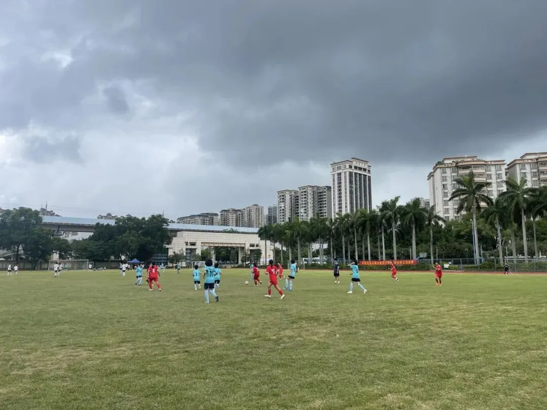 学生们在比赛中奔跑