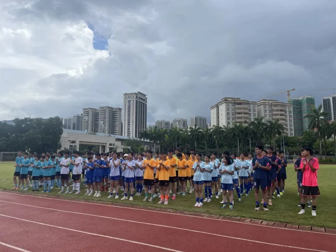 足球比赛中的学生们