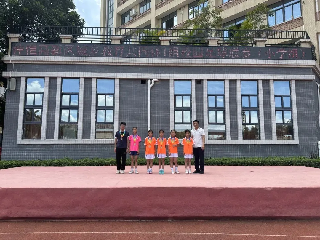 学生们在赛后互相学习