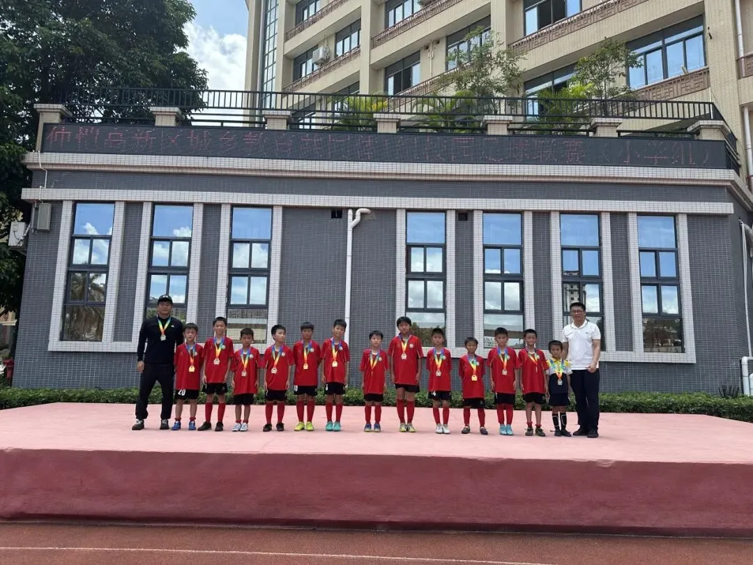 学生们在赛后交流足球心得