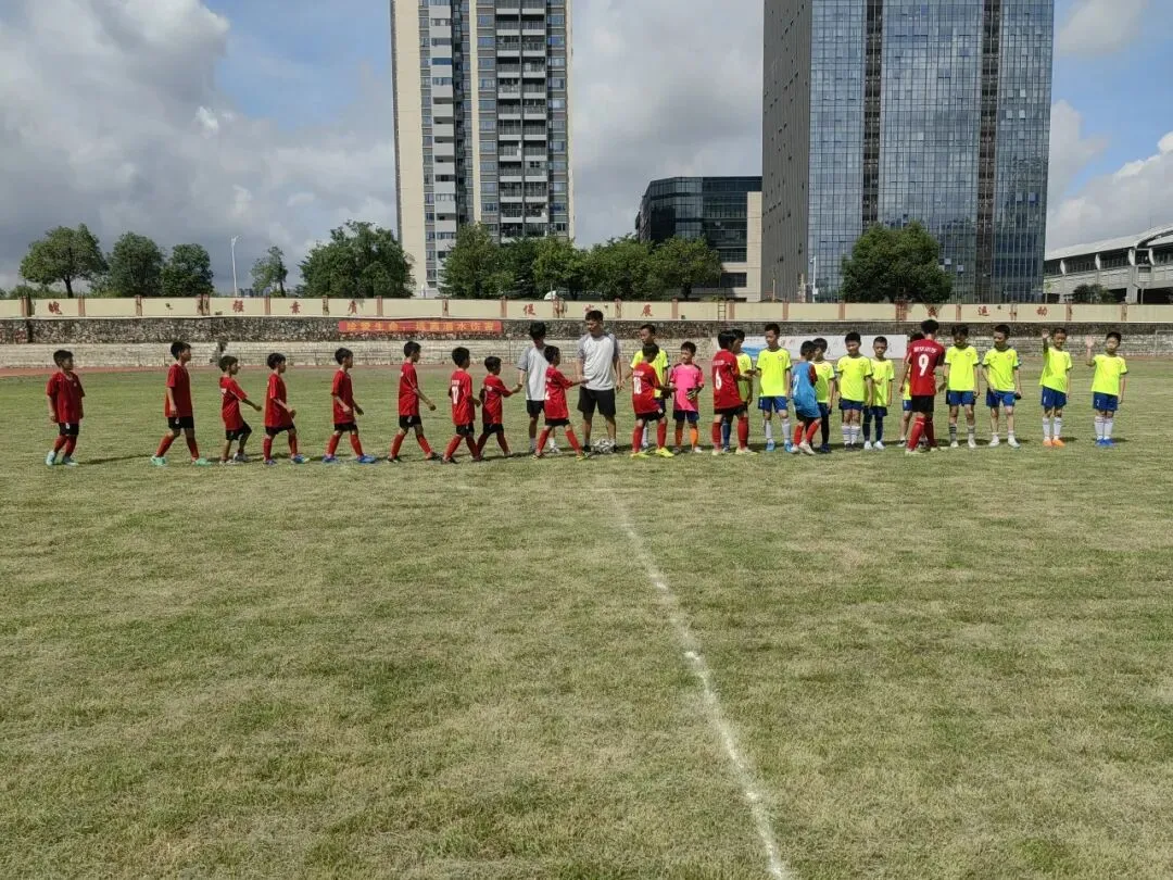 学生们在比赛中展现团队精神