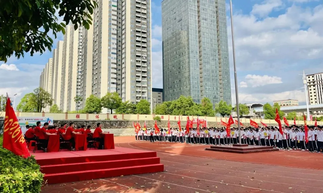 全体师生肃立齐唱国歌