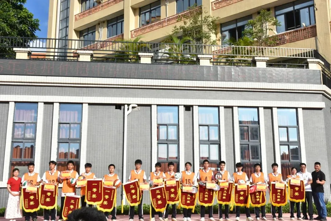 学生们在比赛中展现的团队合作精神