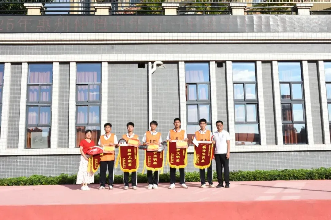 获奖班级学生代表与校领导合影留念