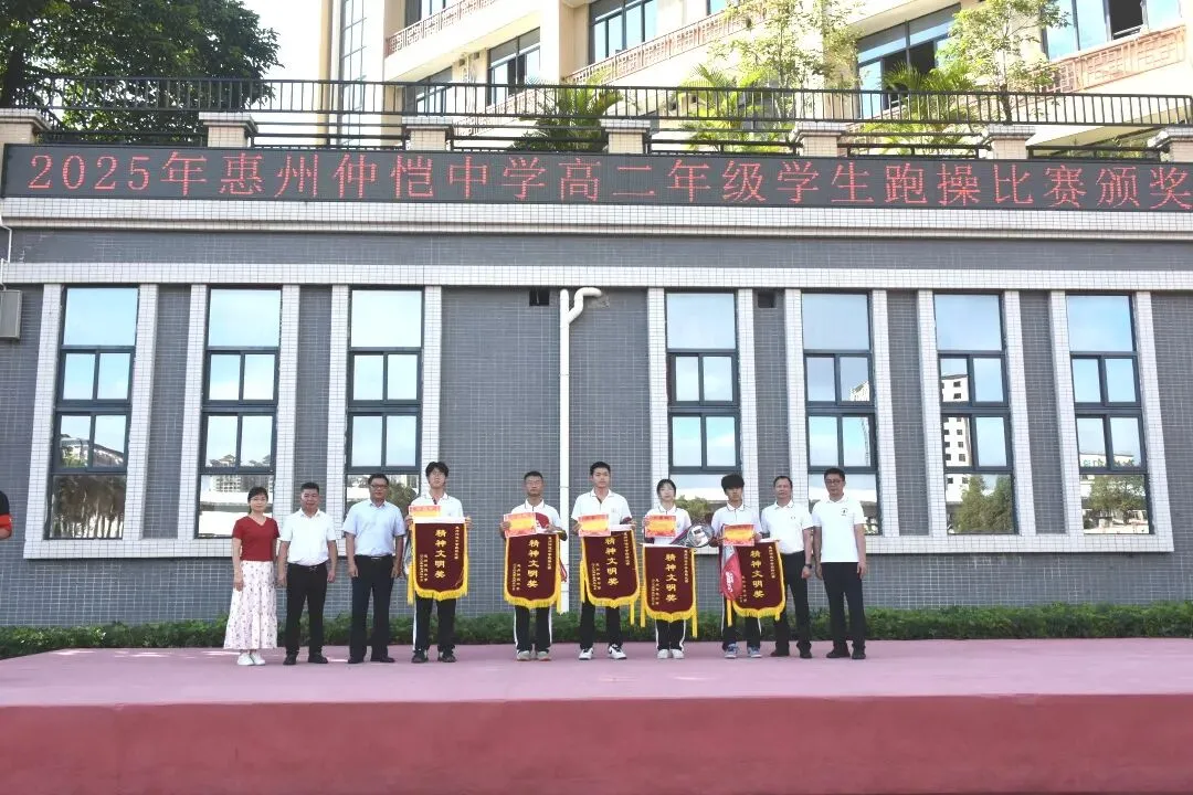 学校领导为获奖班级颁发奖状