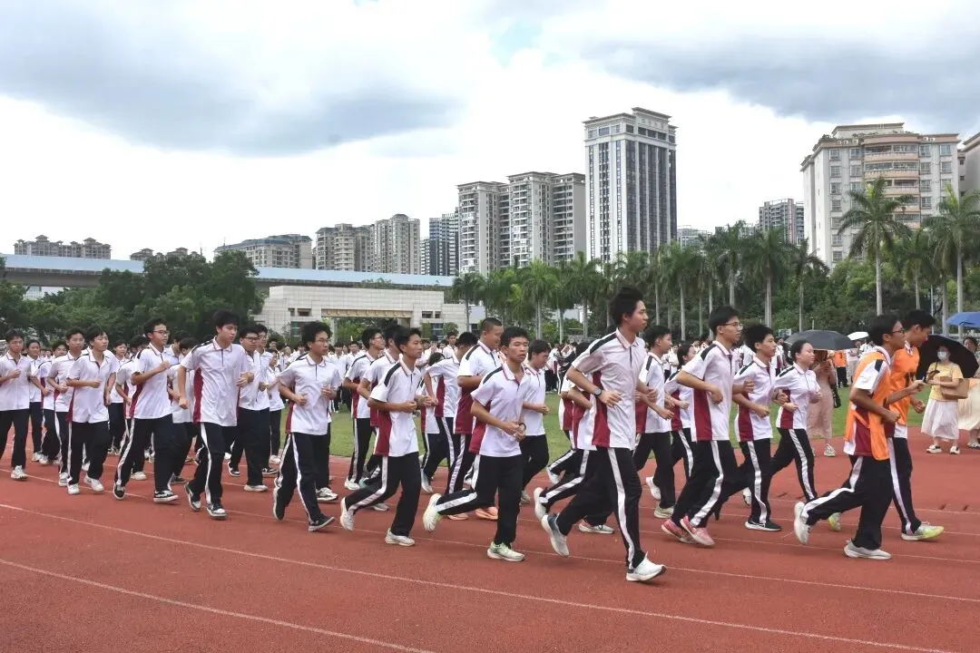 跑操比赛中学生们整齐的步伐