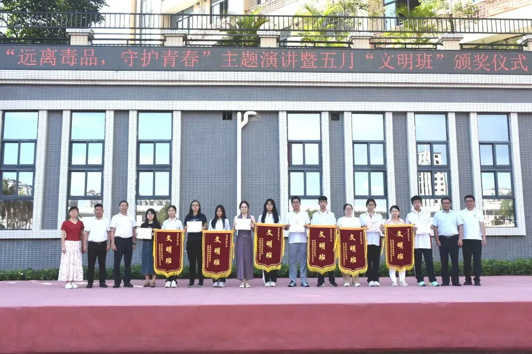 评审团认真观看比赛并打分