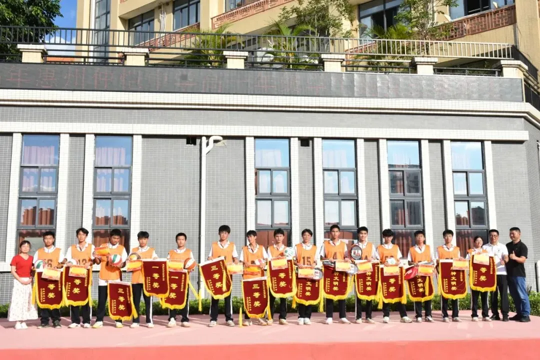 跑操比赛现场充满活力的学生们