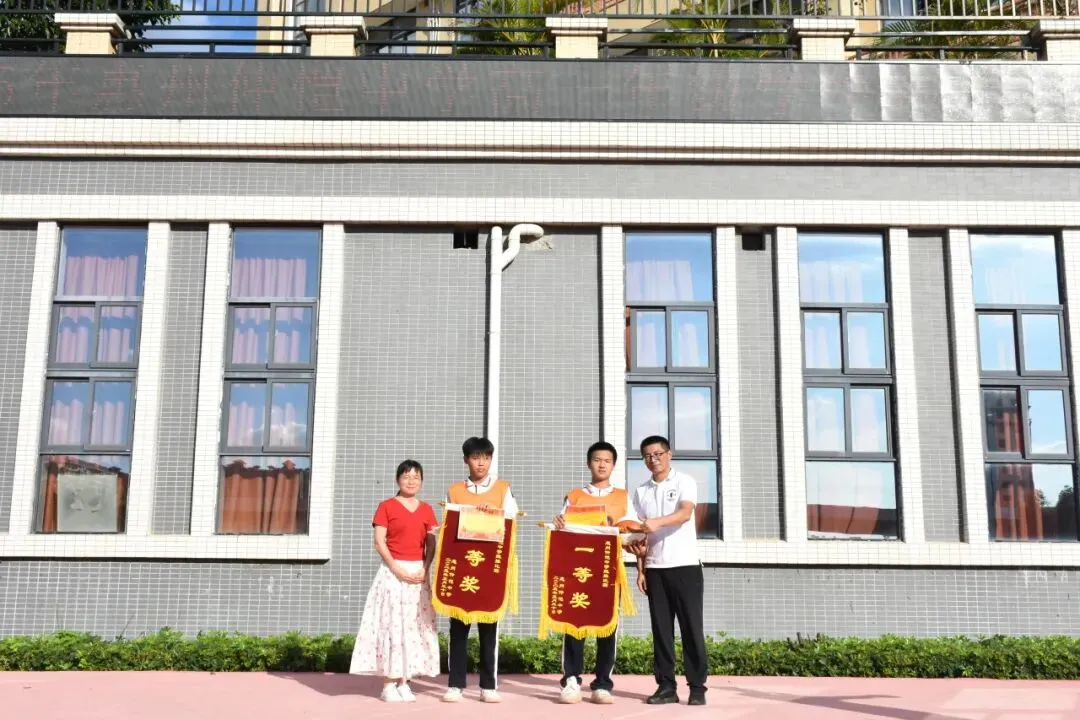 学生们在比赛后互相鼓励