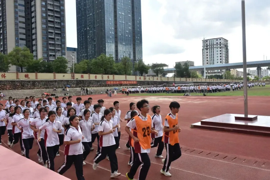 学生们以整齐的步伐跑过主席台