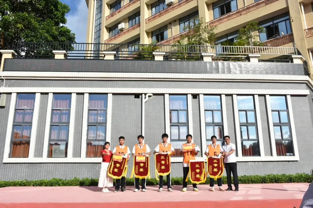 学生们在领奖后展示兴奋的表情