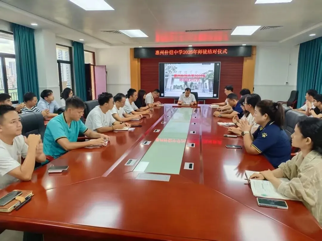 学校领导为指导教师颁发聘书