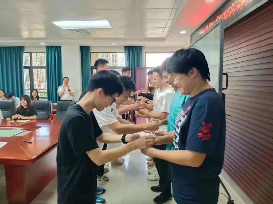 师傅接过茶，寄予殷切期望