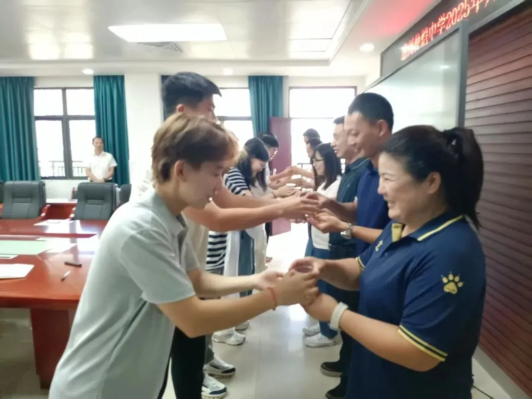 青年教师代表罗颉老师发言