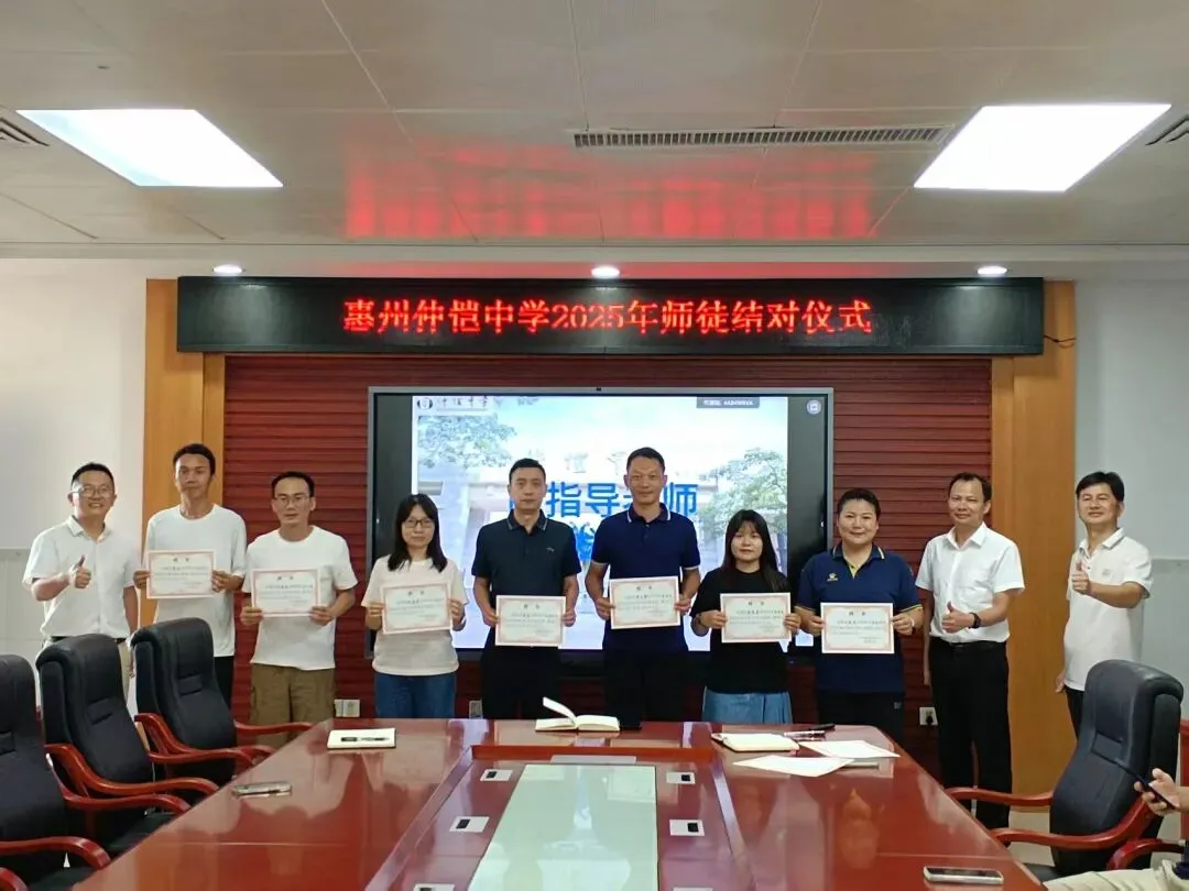 指导教师们接过聘书，肩负育人重任